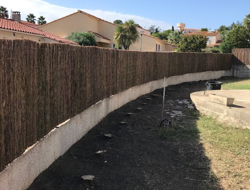 Amenagement exterieur pose de grillage rigide