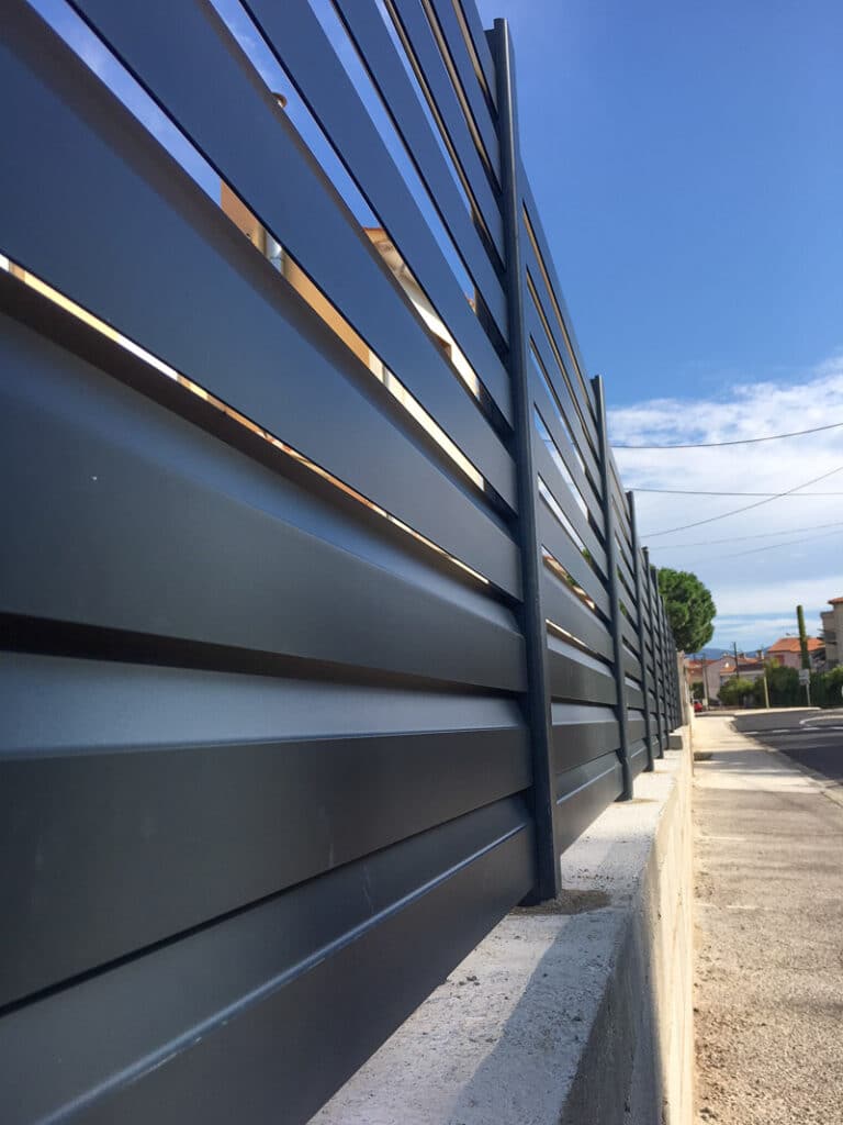 Artisan menuisier pose cloture pvc alu a Perpignan dans les Pyrenees Orientales