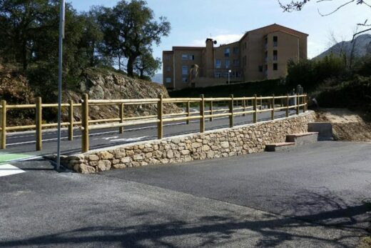 Clôture lisse bois pour aménagement urbain Saint-Estève dans les Pyrénées-Orientales